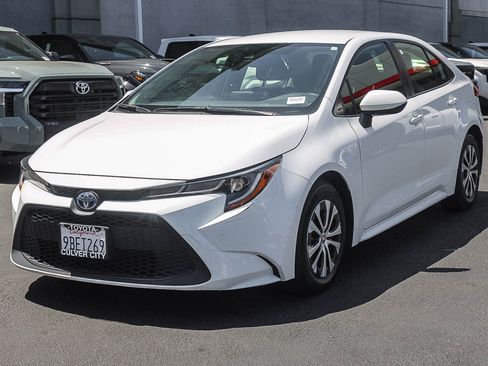 Used 2022 Toyota Corolla LE FWD image 3