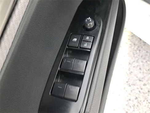 Used 2025 Toyota Camry SE image 22