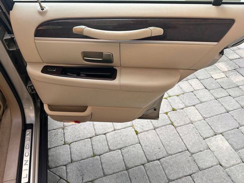 Used 2007 Lincoln Town Car Signature Limited RWD image 75