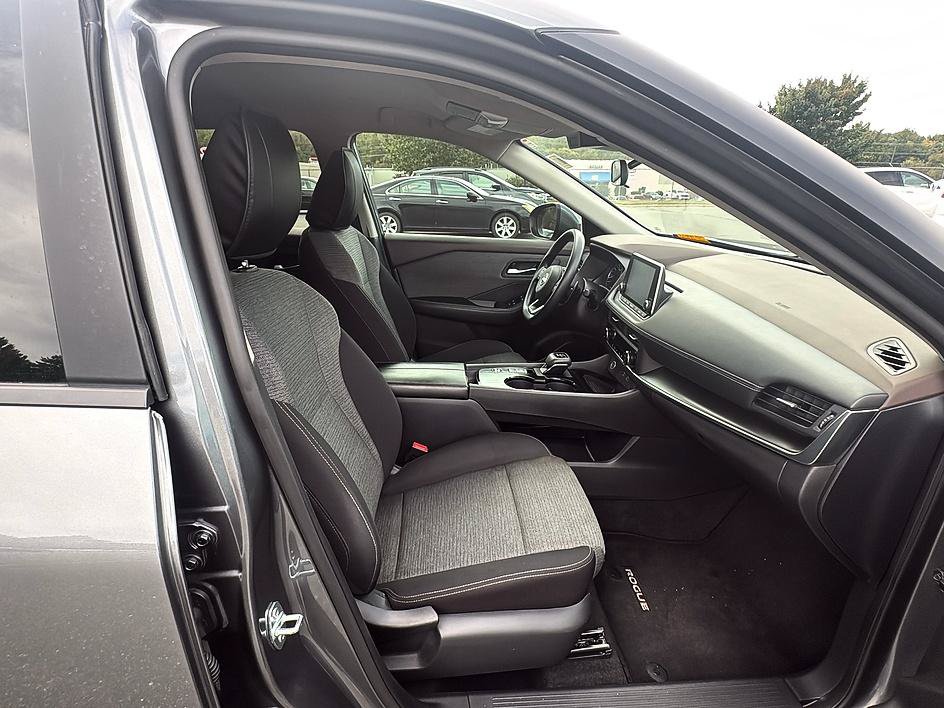 Certified 2023 Nissan Rogue SV FWD image 24