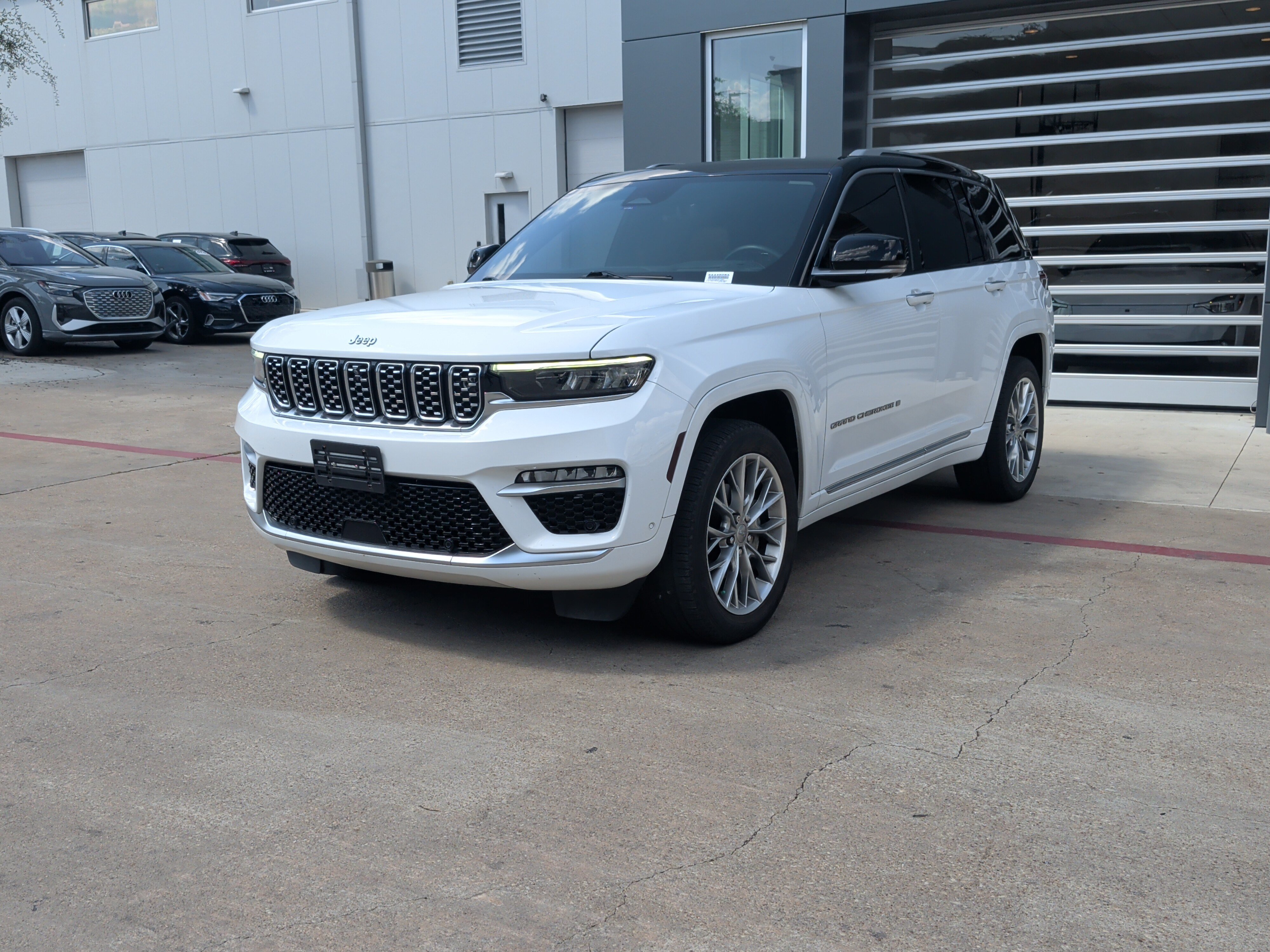 Used 2023 Jeep Grand Cherokee Summit w/ Adv Protech Group IV AWD/4WD image 8