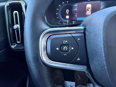 Used 2023 Volvo XC40 B5 Plus image 20