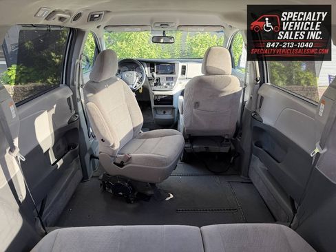 Used 2015 Toyota Sienna LE FWD image 23