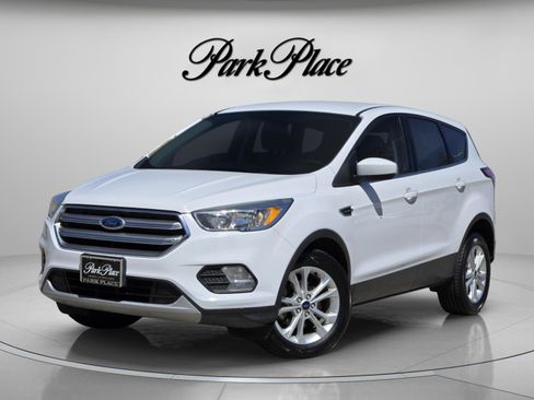 Used 2017 Ford Escape SE image 1