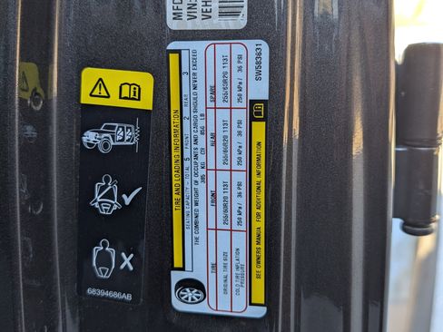 Used 2025 Jeep Wrangler Sahara image 37