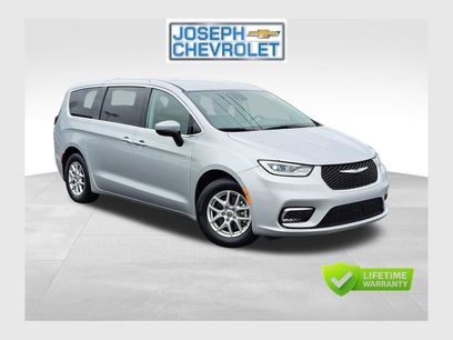 Used 2023 Chrysler Pacifica Touring-L