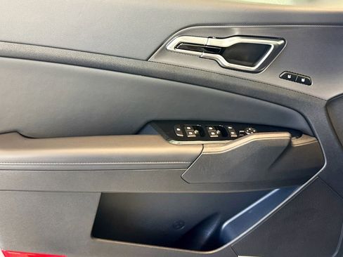 Used 2025 Kia Sportage SX image 17