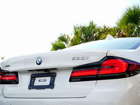 Used 2022 BMW 530i xDrive w/ M Sport Package image 9