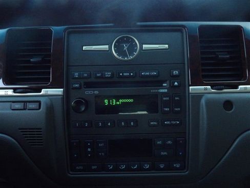 Used 2009 Lincoln Town Car Signature Limited image 20