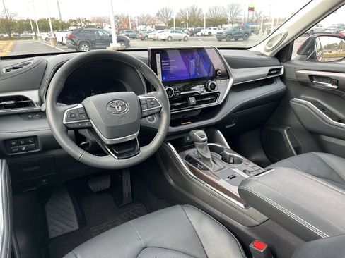 Certified 2025 Toyota Highlander Platinum image 33