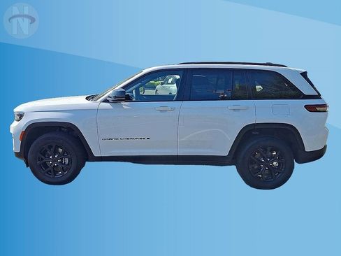 Used 2024 Jeep Grand Cherokee Altitude AWD/4WD image 5