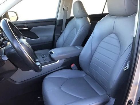 Used 2023 Toyota Highlander XLE FWD image 12