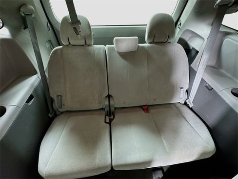 Used 2016 Toyota Sienna LE image 32