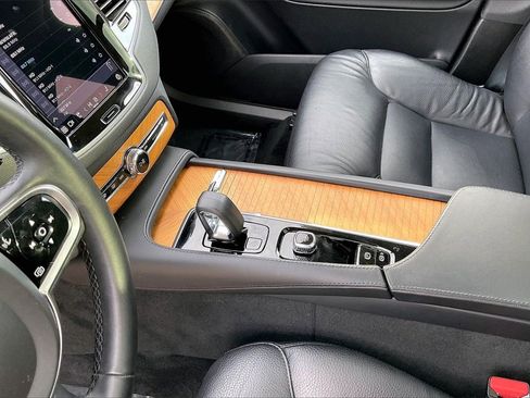 Used 2024 Volvo XC90 B6 Plus w/ Protection Package Premier image 17