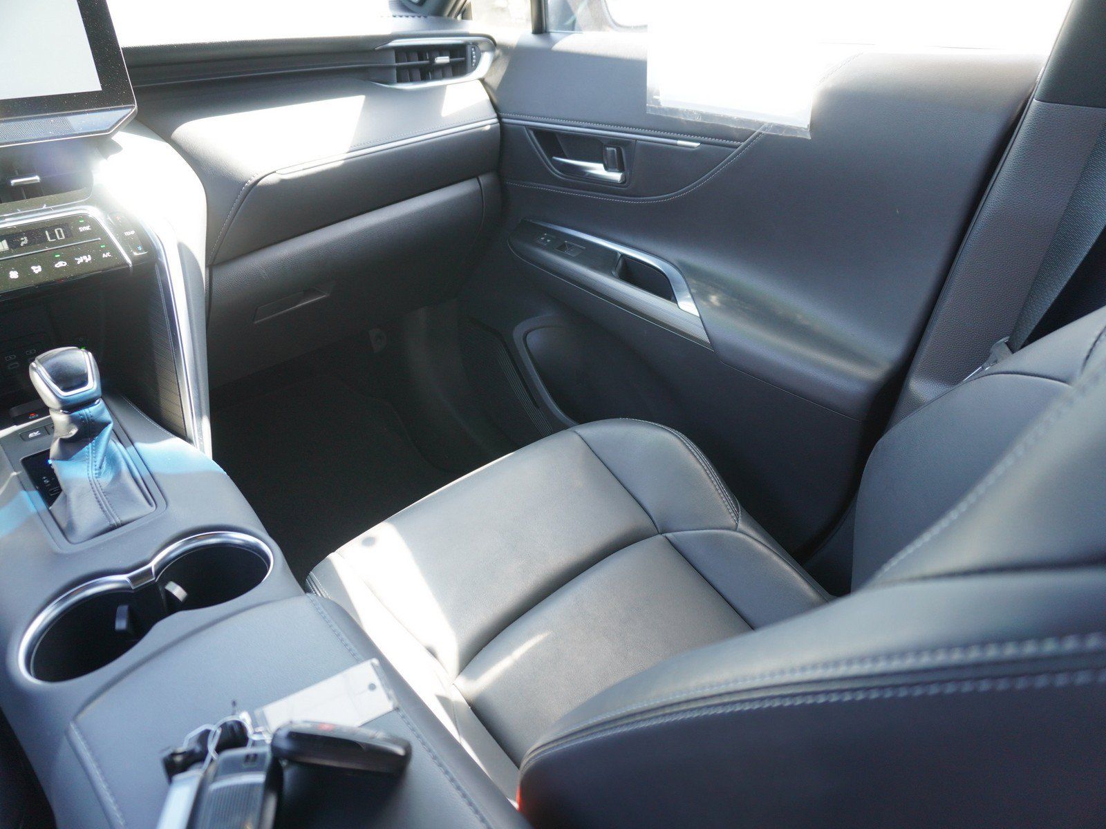 Used 2024 Toyota Venza XLE AWD/4WD image 16