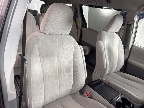 Used 2014 Toyota Sienna LE image 25