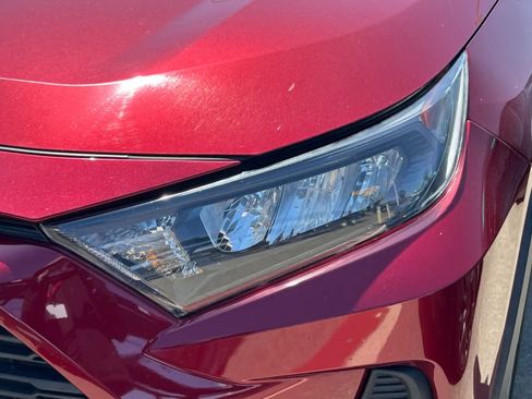 Used 2021 Toyota RAV4 LE image 11