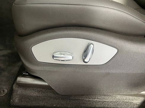 Certified 2025 Porsche Macan image 29