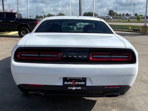 Used 2017 Dodge Challenger SXT RWD image 8