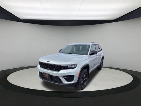 Used 2024 Jeep Grand Cherokee Altitude image 4