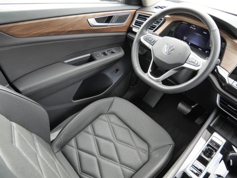 Used 2025 Volkswagen Atlas SE image 9