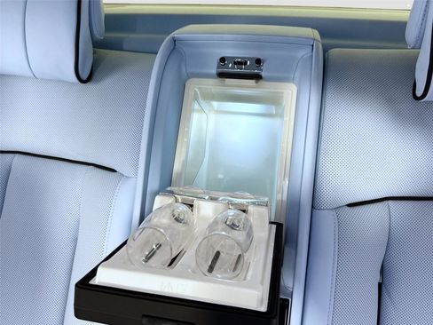 Used 2024 Rolls-Royce Phantom Sedan image 31