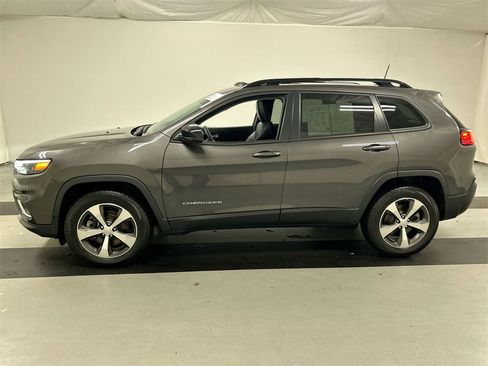 Certified 2022 Jeep Cherokee Limited image 6