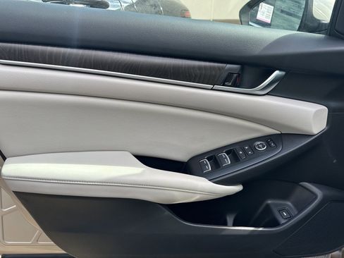 Used 2018 Honda Accord EX image 9