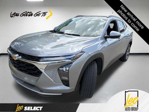 Used 2024 Chevrolet Trax LT w/ Driver Confidence Package FWD image 1