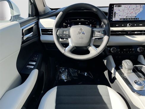 New 2025 Mitsubishi Outlander SE image 24