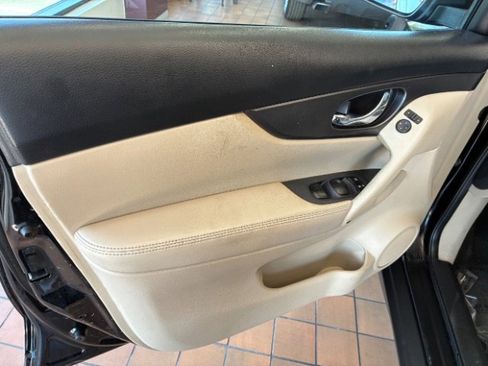 Used 2016 Nissan Rogue SV image 15