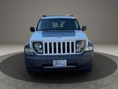 Used 2010 Jeep Liberty Renegade w/ Navigation Convenience Group image 2