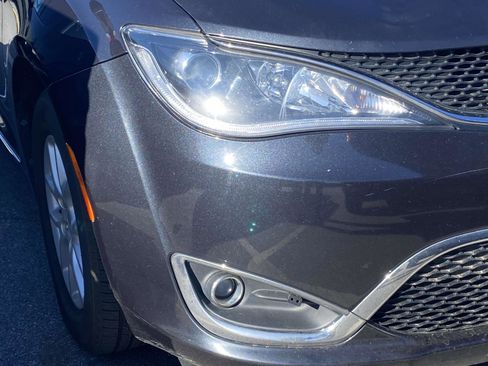 Used 2020 Chrysler Pacifica Touring-L image 4