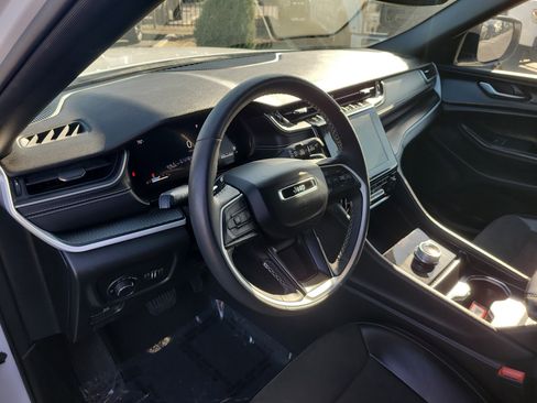 Used 2024 Jeep Grand Cherokee Altitude RWD image 19