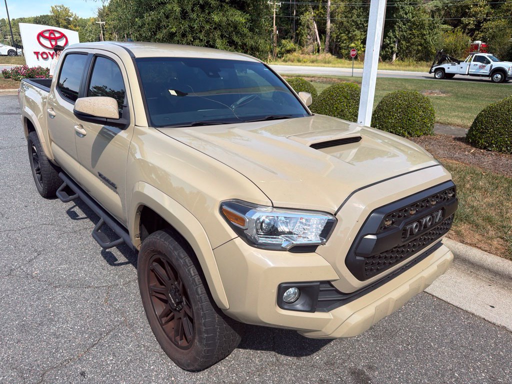 Used 2018 Toyota Tacoma TRD Sport AWD/4WD image 2