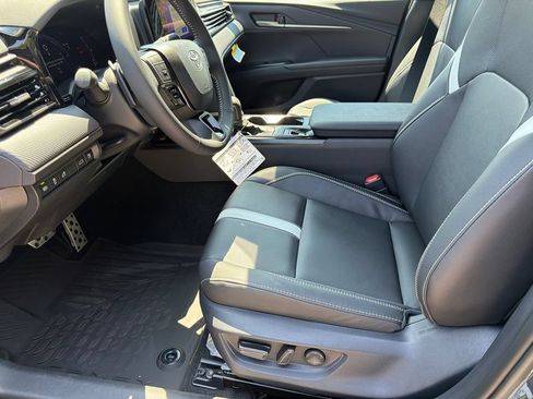 New 2026 Toyota Camry Hybrid FWD image 17