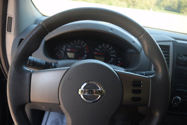 Used 2010 Nissan Frontier SE AWD/4WD image 15