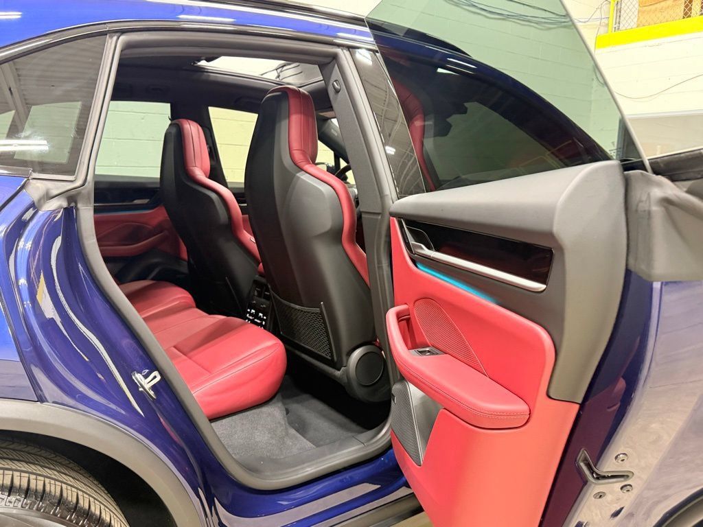 Used 2025 Porsche Macan 4S Electric w/ Premium Package AWD/4WD image 43