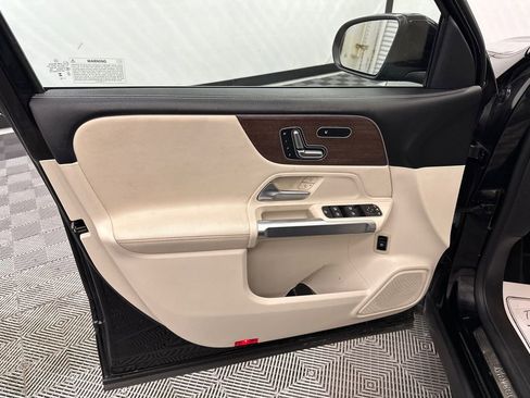 Used 2023 Mercedes-Benz GLB 250 4MATIC w/ Premium Package image 10