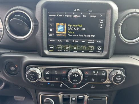 Used 2022 Jeep Wrangler Unlimited Sahara w/ Cold Weather Group image 29