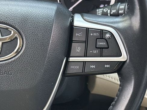Used 2023 Toyota Highlander XLE AWD/4WD image 15