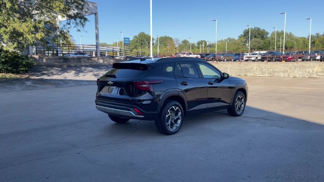 Used 2025 Chevrolet Trax LT FWD image 8