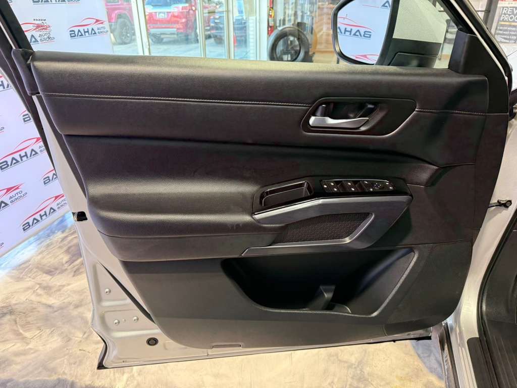 Used 2025 Nissan Pathfinder SL FWD image 30