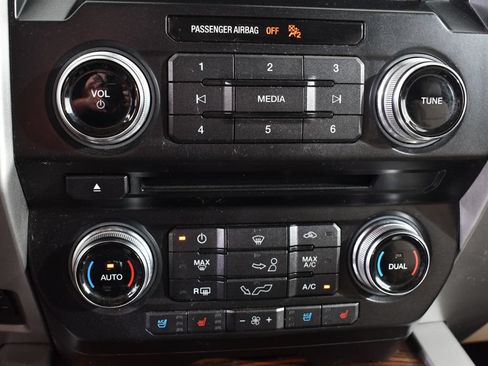Used 2015 Ford F150 Lariat w/ Equipment Group 502A Luxury AWD/4WD image 29