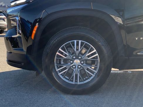 Used 2025 Chevrolet Traverse LT image 11