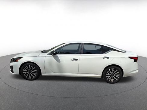 Used 2025 Nissan Altima 2.5 SV FWD image 9
