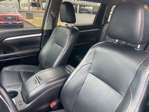 Used 2017 Toyota Highlander XLE AWD/4WD image 19