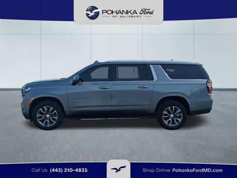 Used 2022 Chevrolet Suburban LT w/ Luxury Package image 8