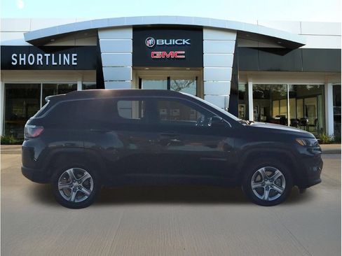 Used 2024 Jeep Compass Latitude AWD/4WD image 2