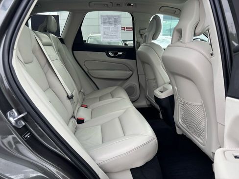 Used 2018 Volvo XC60 T5 Momentum w/ Vision Package image 21